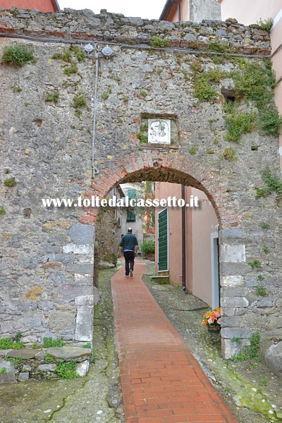 MONTEMARCELLO - Porta del XV secolo che da accesso al borgo