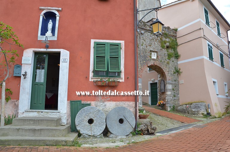 MONTEMARCELLO (Via delle Mura) - Esposte all'esterno di una trattoria due ruote in pietra che venivano utilizzate in un antico frantoio per la macinazione delle olive