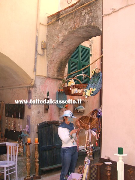 MONTEMARCELLO - Una turista intenta ad osservare gli oggetti del mercatino artigianale
