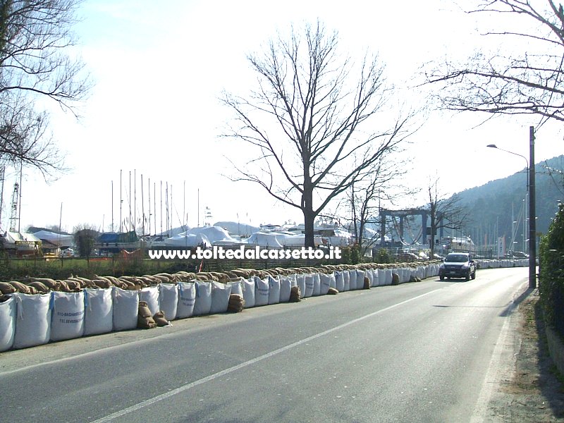 AMEGLIA (Gennaio 2010) - Vengono posizionati sacchi di sabbia a protezione della strada che conduce a Bocca di Magra e delle abitazioni circostanti, rimossi al termine dei lavori per arginare stabilmente le acque