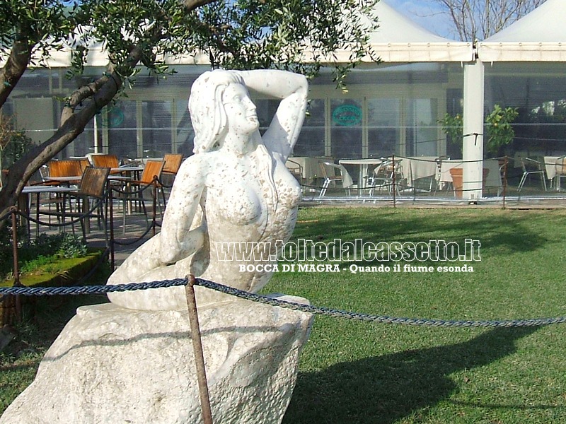 BOCCA DI MAGRA - Una statua in marmo bianco di Carrara imbrattata dal fango