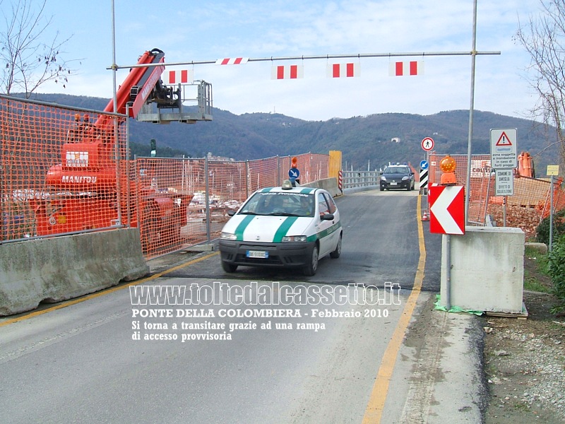 AMEGLIA (Febbraio 2010) - Grazie ad una rampa di accesso provvisoria riprende il transito veicolare sul Ponte della Colombiera