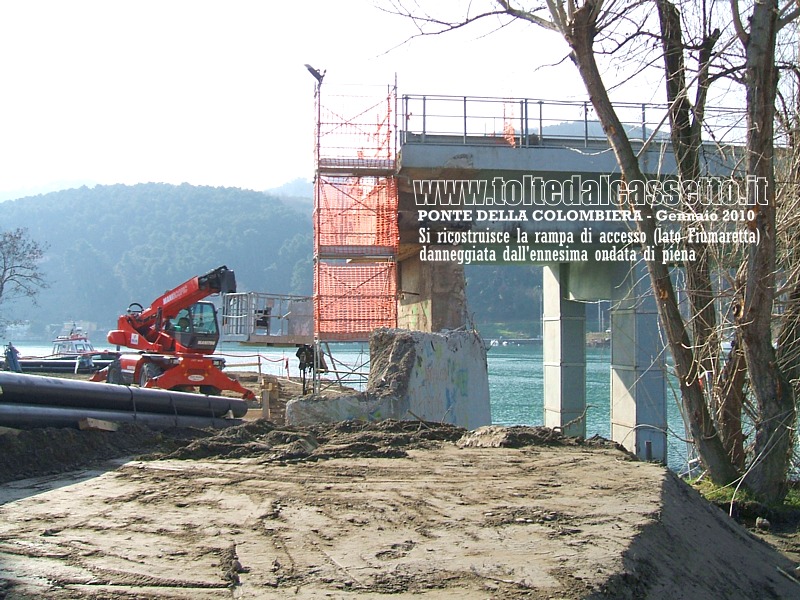 AMEGLIA (Gennaio 2010) - Lavori per ricostruire la rampa di accesso del Ponte della Colombiera (lato Fiumaretta)