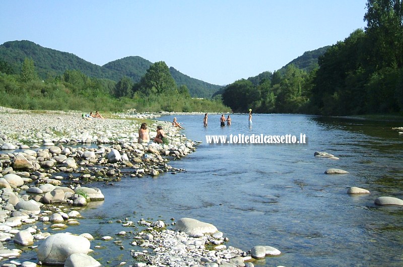 VILLAFRANCA (MS) - Bagnanti sul Magra alla confluenza col torrente Bagnone