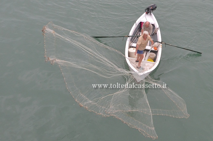 FOCE DEL MAGRA - Visione dall'alto di un pescatore mentre lancia il suo rezzaglio