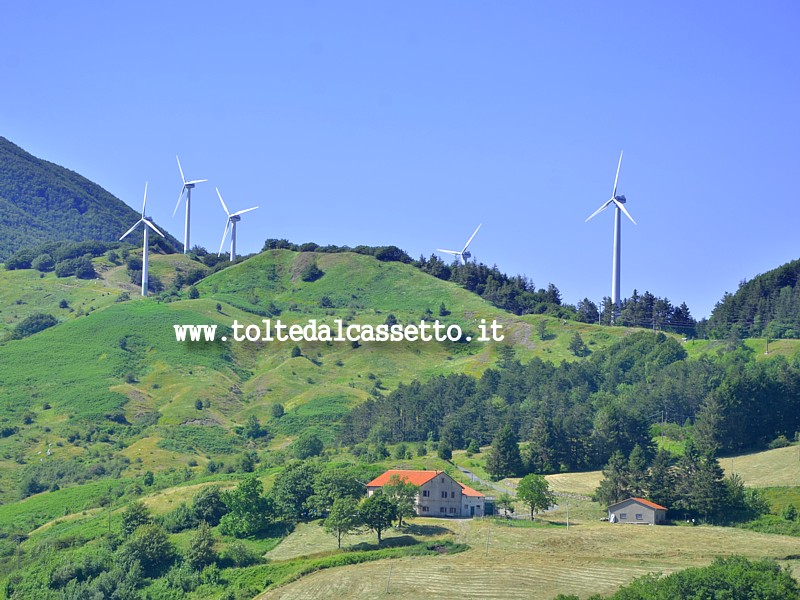 ALTA VIA DEI MONTI LIGURI - Lo stupendo panorama del Colle di Cento Croci dominato dalle maestose pale che producono energia eolica