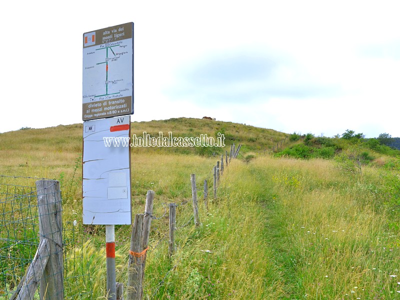 ALTA VIA DEI MONTI LIGURI - Un cartello segnaletico posto sul ripido sentiero col quale termina la tappa n.39, dal Passo Calzavitello al Passo del Rastello