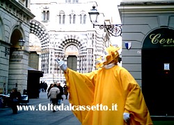 GENOVA - In Via San Lorenzo un mimo impersonifica la figura del poeta Dante Alighieri