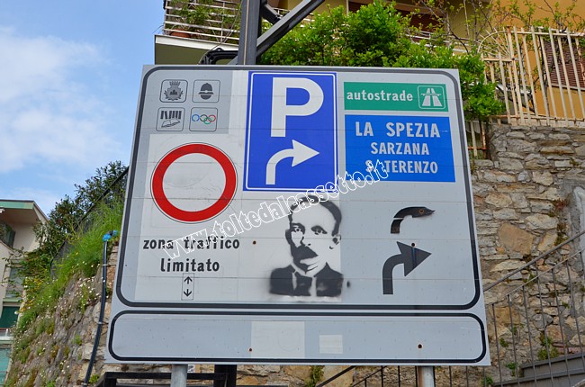 CARTELLI CURIOSI E DIVERTENTI - A Lerici una segnaletica stradale è stata integrata con disegni "Street Art"