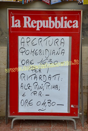 CARTELLI CURIOSI E DIVERTENTI - Scherzoso avviso contenente l'orario di apertura pomeridiana di un'edicola, con precisazione per coloro che hanno deficit cognitivi...