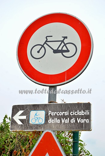 CARTELLI CURIOSI E DIVERTENTI (Vezzano Ligure) - Il divieto di transito ai velocipedi (biciclette) non consente ai ciclisti di proseguire in direzione dei percorsi ciclabili della Val di Vara...