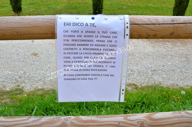 CARTELLI CURIOSI E DIVERTENTI - "Fagliela fare nel giardino di casa tua!!!"  l'invito rivolto ai proprietari di cani che non raccolgono le deiezioni dei loro animali sulla pista ciclabile del Canale Lunense