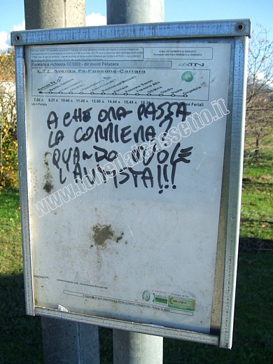 CARTELLI CURIOSI E DIVERTENTI - "A che ora passa la corriera?" si legge su una bacheca con orari di autobus. La risposta  sibillina: "Quando vuole l'autista!!!"