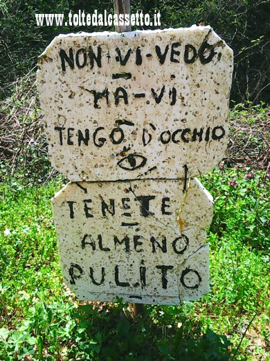 CARTELLI CURIOSI E DIVERTENTI - "Non vi vedo, ma vi tengo d'occhio. Tenete almeno pulito..." recita un avviso stile "Grande Fratello" posto all'inizio di una strada poderale