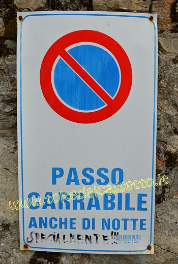 CARTELLI CURIOSI E DIVERTENTI - "Passo carrabile anche di notte... Specialmente!!!"