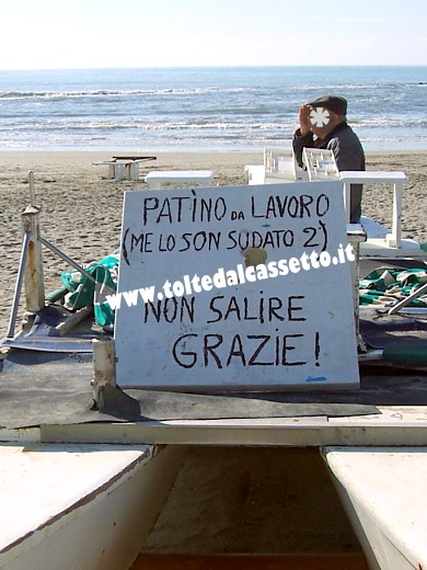 CARTELLI CURIOSI E DIVERTENTI - "Patino da lavoro (me lo son sudato 2), non salire grazie!" recita questo avviso sgrammaticato e non rispettato dal signore comodamente seduto sul pattino in questione