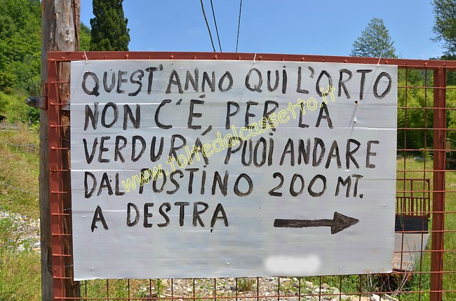 CARTELLI CURIOSI E DIVERTENTI - "Quest'anno qui l'orto non c', per la verdura puoi andare dal postino 200 metri a destra"