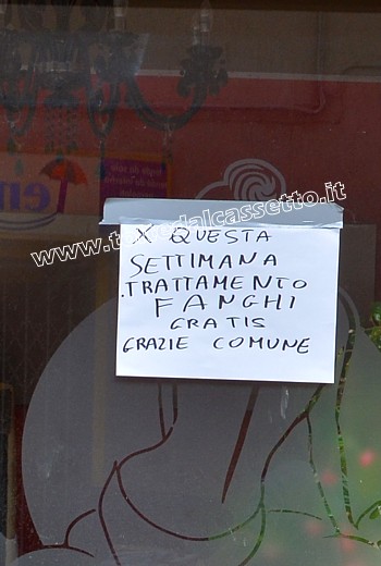 CARTELLI CURIOSI E DIVERTENTI - "Per questa settimana trattamento fanghi gratis. Grazie Comune" si legge sulla vetrata di un centro benessere di Carrara colpito dall'alluvione del novembre 2014