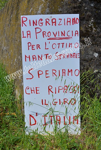 CARTELLI CURIOSI E DIVERTENTI - "Ringraziamo la Provincia per l'ottimo manto stradale. Speriamo che ripassi il Giro d'Italia". Siamo nel 2016 e la provincia  quella di Massa-Carrara