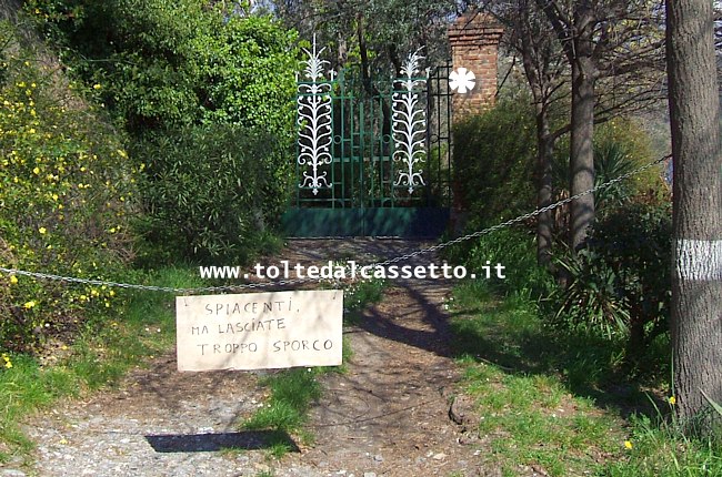 CARTELLI CURIOSI E DIVERTENTI - "Spiacenti ma lasciate troppo sporco..."  l'avviso garbato dei proprietari di un vialetto chiuso al transito per impedire l'accesso alle auto delle coppiette in cerca d'intimit