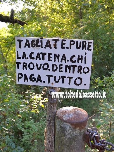 CARTELLI CURIOSI E DIVERTENTI - "Tagliate pure la catena. Chi trovo dentro paga tutto" recita questo avviso sibillino posto all'entrata di una propriet terriera