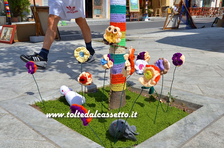 CIBART 2016 (Seravezza) - "Urban Knitting" di Stefania Dini per decorare il fusto e la base di un albero in Via Roma