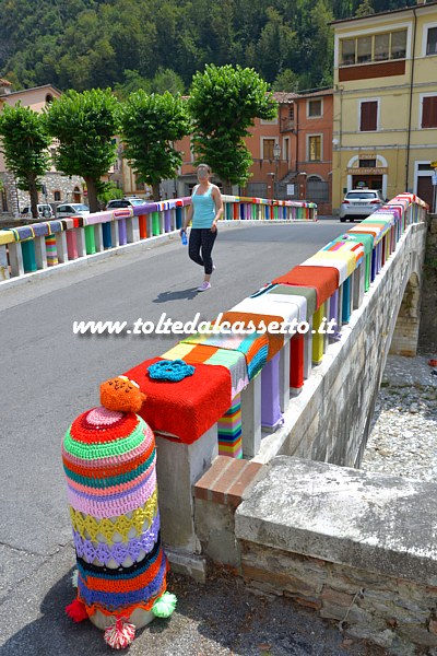 CIBART 2016 (Seravezza) - Spalline del ponte sul torrente Vezza colorate con l'"Urban Knitting", una tecnica particolare di arte di strada che impiega filati e fibre lavorate a maglia al posto di vernici o gessi