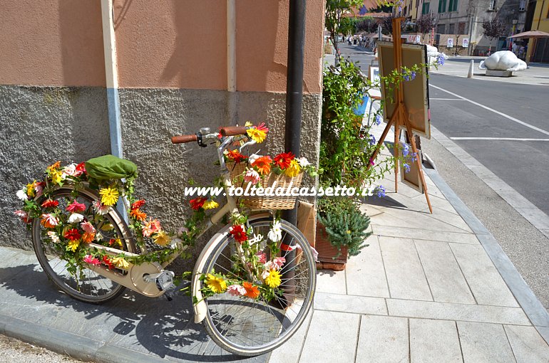 CIBART 2016 (Seravezza) - Bicicletta adornata con fiori del duo artistico italiano Nadia Copped e Manuela Moscarello