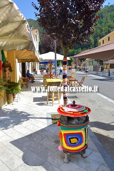 CIBART 2016 (Seravezza) - Un bidoncino portarifiuti abbellito con la tecnica dell'"Urban Knitting" si colora e diventa motivo ornamentale di Via Roma