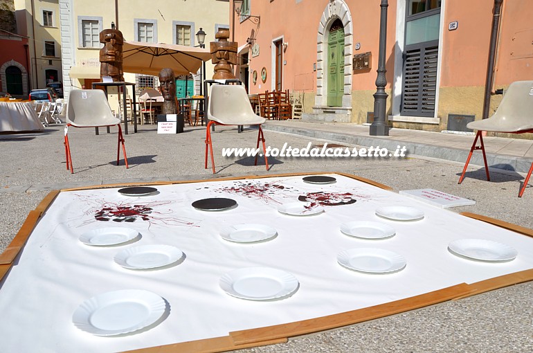 CIBART 2016 (Seravezza) - Piatti nella scultura di Germano Poli esposta in Piazza Carducci