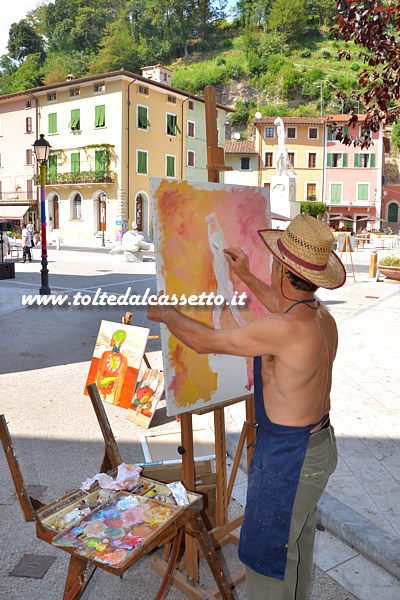 CIBART 2016 (Seravezza) - L'artista Piero Mazza mentre dipinge il Monumento ai Caduti nella Grande Guerra in Piazza Carducci