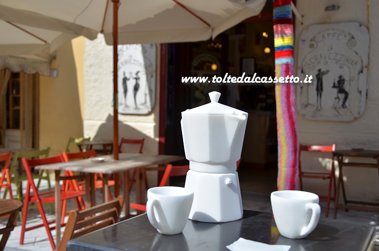 CIBART 2016 (Seravezza) - Scultura in marmo bianco di Renato Bonetti raffigurante una caffettiera (moka) con tazzine