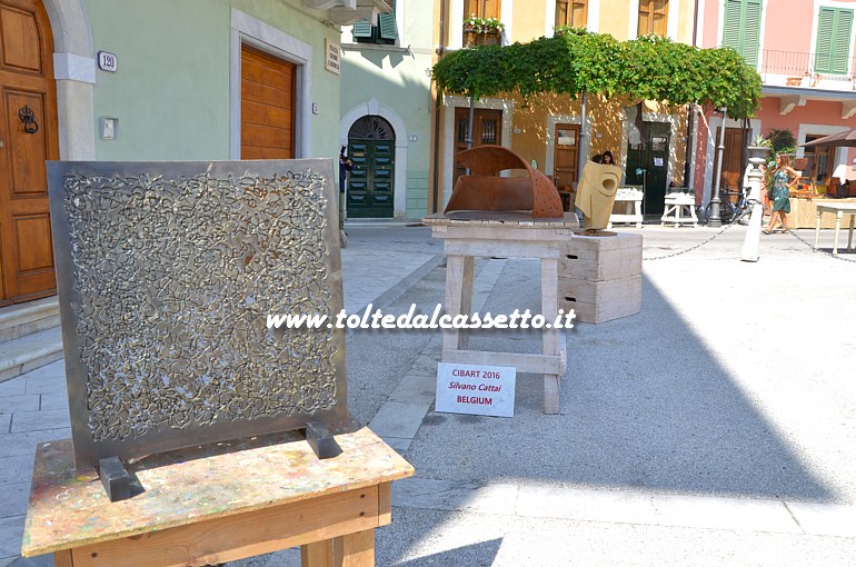 CIBART 2016 (Seravezza) - Sculture in vari materiali di Silvano Cattai (Belgio), esposte in Piazza Carducci