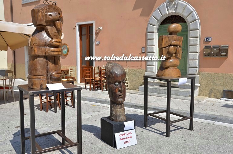 CIBART 2016 (Seravezza) - Sculture in legno di Ivano Vecoli esposte in Piazza Carducci