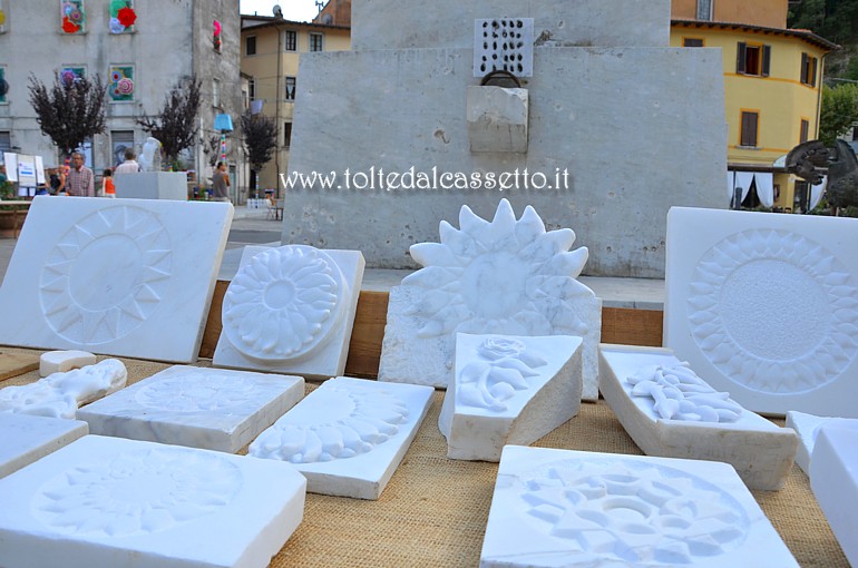 CIBART 2017 (Seravezza) - Sculture di Luca Luperini realizzate in marmo bianco ed esposte in Piazza Carducci