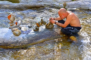 SERAVEZZA - L'artista Nicola Daniele Fortuna al lavoro nelle acque del torrente Vezza