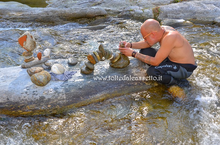 CIBART 2017 (Seravezza) - L'artista Nicola Daniele Fortuna al lavoro dentro l'acqua del torrente Vezza