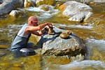 CIBART 2017 (Seravezza) - L'artista Nicola Daniele Fortuna al lavoro dentro l'acqua del torrente Vezza