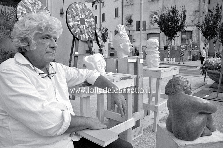 CIBART 2017 (Seravezza) - L'artista Rocco Marotta in posa con le sue sculture