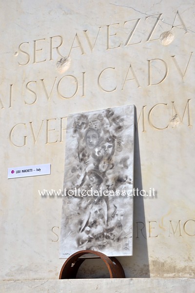 CIBART 2017 (Seravezza) - Quadro di Lido Marchetti esposto sul monumento ai Caduti nella Grande Guerra