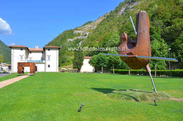 CIBART 2017 (Seravezza) - Ospitata nel prato di Palazzo Mediceo la scultura monumentale "X-AXIS" dell'artista turco Umit Turgay Durgun