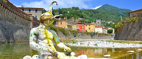 CIBART 2017 (Seravezza) - Una scultura posizionata nel cosiddetto "Puntone", luogo di confluenza dei fiumi Serra e Vezza