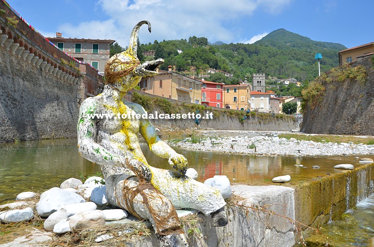 CIBART 2017 (Seravezza) - Scultura posizionata sul greto del torrente Vezza, nella zona del cosiddetto "Puntone", dove l'unione col torrente Serra da vita al fiume Versilia