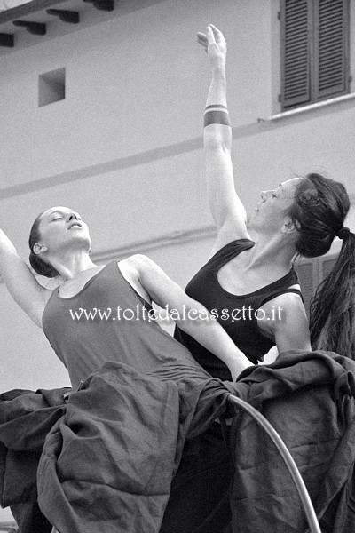 CIBART 2017 (Seravezza) - Le artiste Eleonora di Vita e Mariangela Ghilardcci della Momo Dance School durante le prove del loro spettacolo itinerante
