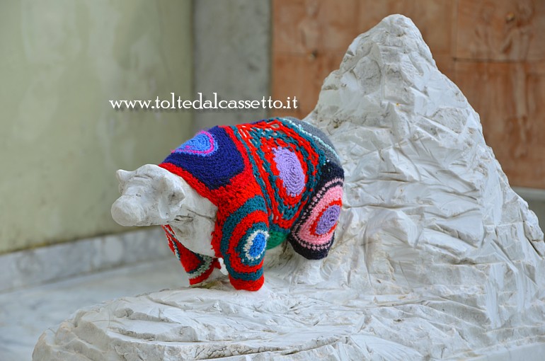 CIBART 2018 (Seravezza) - Scultura "Omaggio ai Buoi del Marmo" di Carolina Schell. L'opera  stata rivestita con maglieria all'uncinetto dell'Urban Knitting