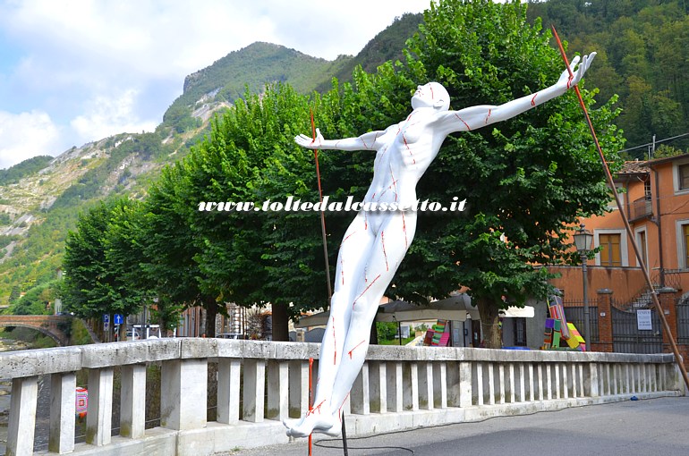 CIBART 2018 (Seravezza) - Scultura in marmo e ferro "La Sacrificia" di Stefano Pierotti, opera contro la violenza sulle donne