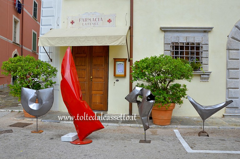 CIBART 2018 (Seravezza) - Sculture di metallo esposte in Piazza Carducci