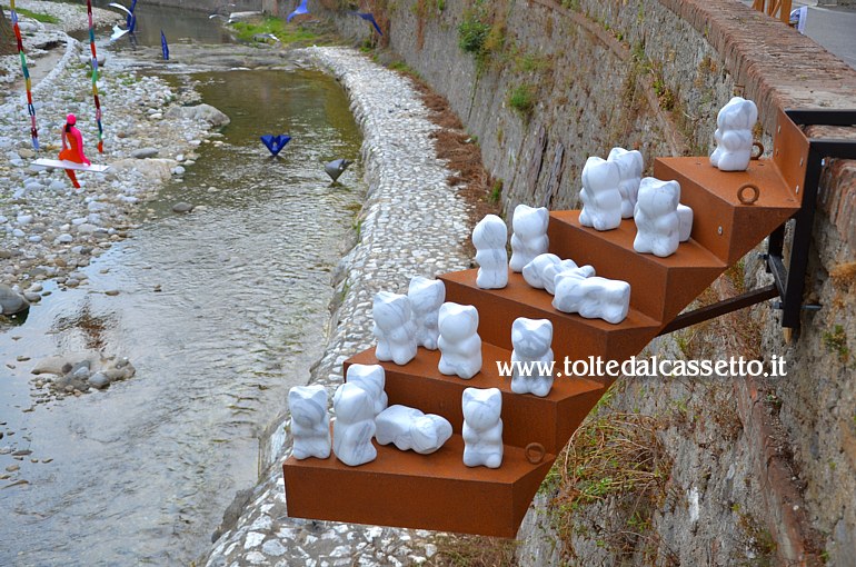 CIBART 2018 (Seravezza) - Sculture in marmo dell'artista francese Celin Jourdan posizionate su un muraglione del torrente Vezza