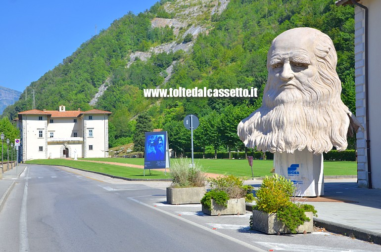 CIBART 2019 (Seravezza) - Scultura degli artisti Eleonora Francioni e Antonio Mastromarino raffigurante il volto di Leonardo da Vinci