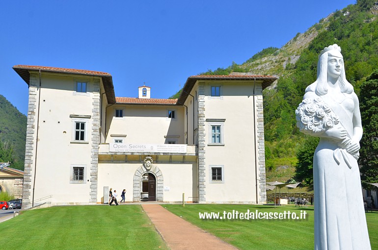 CIBART 2019 (Seravezza) - Scultura in marmo nel giardino del Palazzo Mediceo